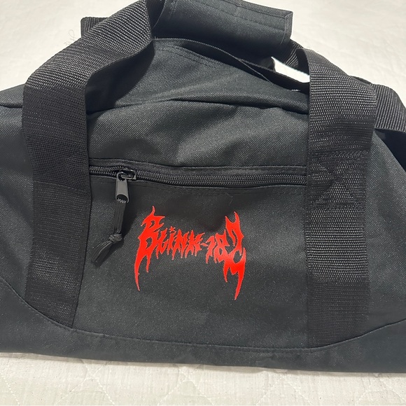 Blink 182 Tote Duffle Bag 2024 World Tour Exclusive Middle Finger Black NEW - Picture 2 of 5